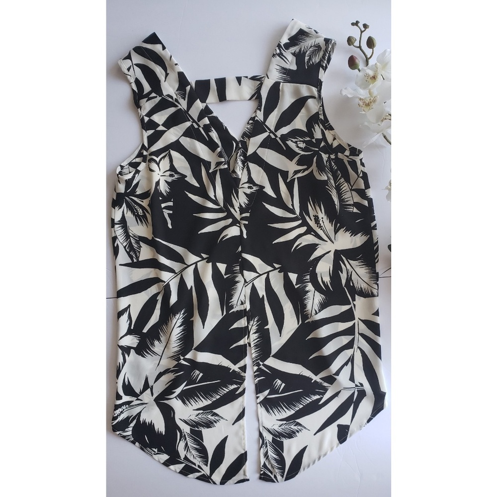 💚EXPRESS SLEEVELESS TOP💚 - Picture 2 of 3